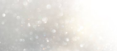 Soyut altın ve gümüş parıltılı ışıkların arkaplanı. Odaklanamadı