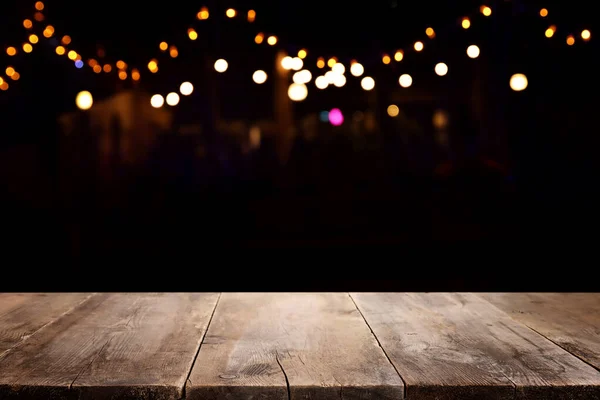 Pozadí Obrázek Dřevěného Stolu Před Abstraktní Restaurace Rozmazané Světla — Stock fotografie