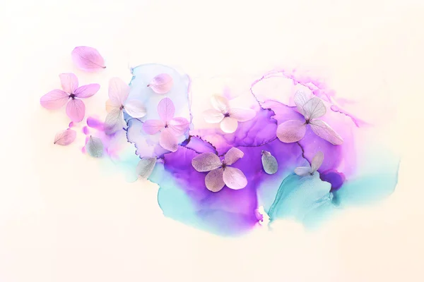 彩绘紫罗兰花和粉红水草花在艺术油墨背景上的创意形象 带有复制空间的顶部视图 — 图库照片