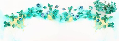 Zümrüt ve yeşil ortanca çiçeklerinin sanatsal arkaplandaki yaratıcı görüntüsü. Kopyalama alanı olan üst görünüm