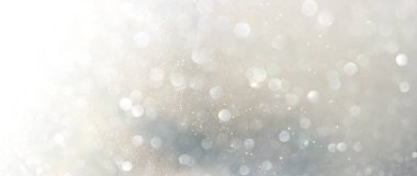 Soyut altın ve gümüş parıltılı ışıkların arkaplanı. Odaklanamadı