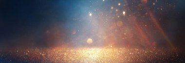 Soyut parıltılı ışıkların arkaplanı. Altın, mavi ve siyah. & Odaklan