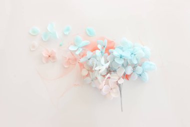 Sanatsal arkaplanda mavi ve pembe ortanca çiçeklerinin yaratıcı görüntüsü. Kopyalama alanı olan üst görünüm