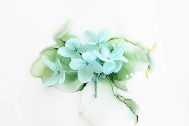 Sanatsal mürekkep arkaplanındaki nane yeşili ortanca çiçeklerinin yaratıcı görüntüsü. Kopyalama alanı olan üst görünüm