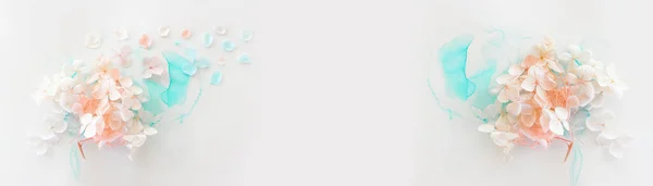 Kreatives Bild Von Pastellblauen Und Rosa Hortensienblüten Auf Künstlerischem Tuschehintergrund — Stockfoto