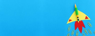 Okula dönmek ya da eğitim kavramı. Kağıt üzerine kalem arkaplanından yapılmış roket