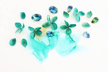 Zümrüt ve yeşil ortanca çiçeklerinin sanatsal arkaplandaki yaratıcı görüntüsü. Kopyalama alanı olan üst görünüm