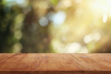 Kırsal kesimin önündeki boş köy masası. ürün gösterimi ve piknik konsepti