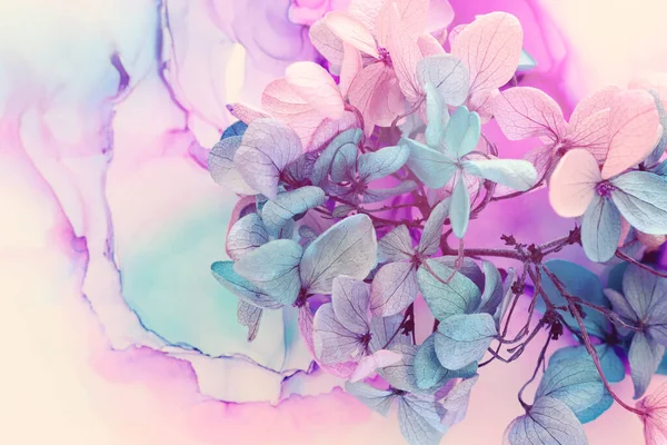 粉色和绿松石水草花在艺术油墨背景上的创意形象 带有复制空间的顶部视图 — 图库照片