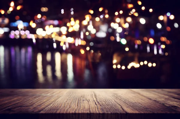 背景抽象的なレストランの前の木製テーブルの画像ぼやけた光 — ストック写真