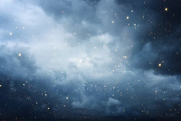 星や輝く光のある抽象的な空の背景 — ストック写真