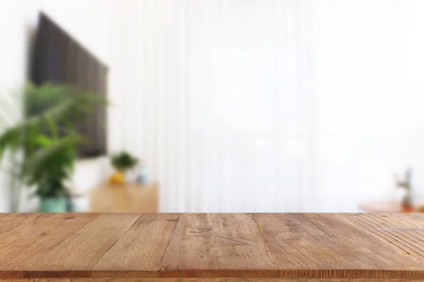 Dřevěný Prázdný Stůl Před Interiérem Obývacího Pokoje Pro Zobrazení Prezentaci — Stock fotografie