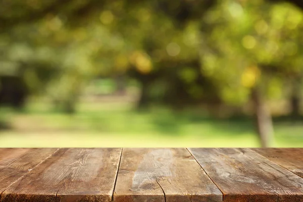 Pusty Rustykalny Stół Przed Wiejskim Tłem Wyświetlanie Produktu Koncepcja Pikniku — Zdjęcie stockowe