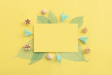 Sarı zemin üzerinde ormanın doğal bileşiminin üst görüntüsü. Düz yatıyordu.