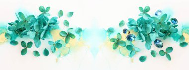 Zümrüt ve yeşil ortanca çiçeklerinin sanatsal arkaplandaki yaratıcı görüntüsü. Kopyalama alanı olan üst görünüm