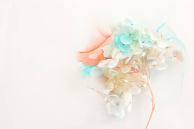 Sanatsal arkaplanda mavi ve pembe ortanca çiçeklerinin yaratıcı görüntüsü. Kopyalama alanı olan üst görünüm