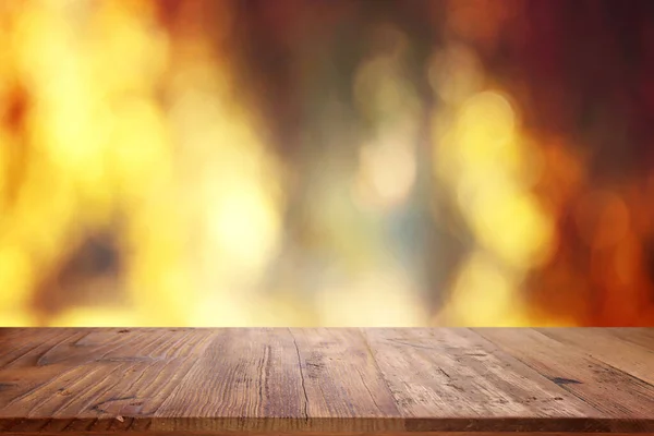 Pusty Rustykalny Stół Przed Wiejskim Tłem Wyświetlanie Produktu Koncepcja Pikniku — Zdjęcie stockowe