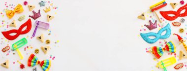 Ahşap beyaz arka planda Purim bayramı konsepti (Yahudi karnaval tatili). Üst manzara, düz uzanma