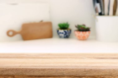 Boş masa tahtası ve odaklanmış modern mutfak arka planı. ürün görüntüleme konsepti