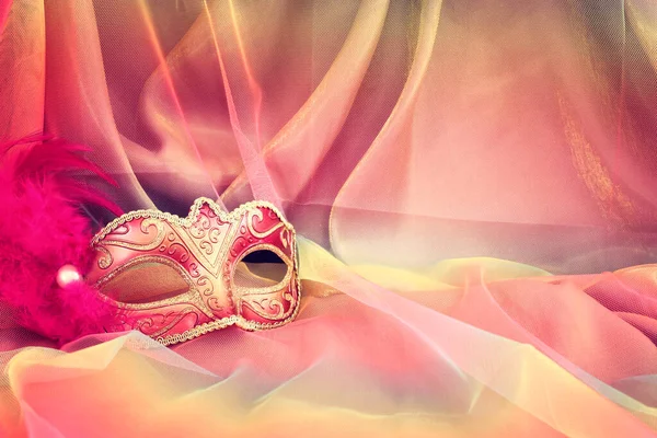 Zdjęcie Eleganckiej Delikatnej Różowej Weneckiej Maski Kolorowym Tle Szyfonu — Zdjęcie stockowe