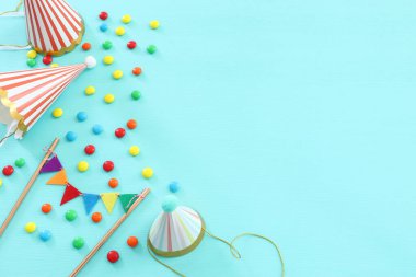 Mavi arka planda partinin renkli görüntüsü. Üst manzara, düz uzanma