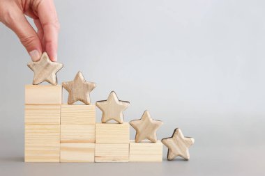 Beş yıldızlı bir hedef belirlemenin konsepti. Derecelendirme, sıralama, değerlendirme ve sınıflandırma fikrini yükselt