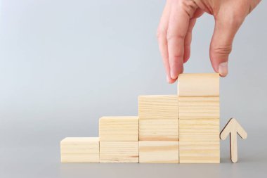 Gri zemin üzerinde merdiven olarak tahta küpleri yığını