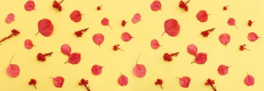 Sarı zemin üzerinde sonbahar ormanı doğal bileşiminin üst görüntüsü yatıyordu.