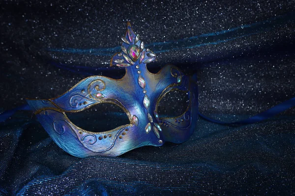Foto Elegant Och Delikat Venetiansk Mask Över Blå Mörk Silke — Stockfoto