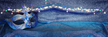 Zarif ve narin Venedik maskesinin mavi koyu arkaplan üzerindeki fotoğrafı