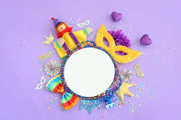 狂欢节庆祝的概念与面具和五彩缤纷的派对配件与紫色木制背景 顶部视图 — 图库照片