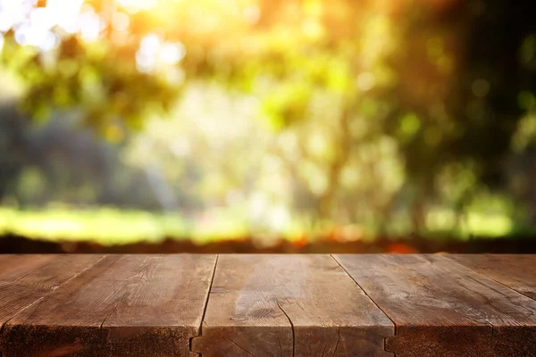 Leerer Rustikaler Tisch Vor Ländlichem Hintergrund Produktpräsentation Und Picknickkonzept — Stockfoto