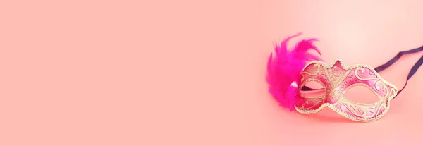 Foto Van Elegante Delicate Venetiaanse Masker Roze Achtergrond — Stockfoto