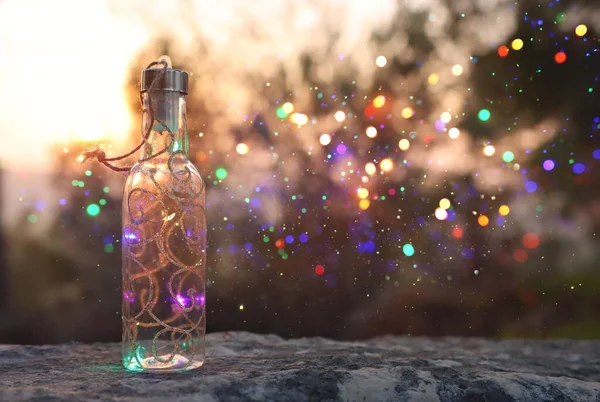 Εικόνα Του Μυστικιστικό Μπουκάλι Φώτα Glitter Στο Δάσος Κατά Ηλιοβασίλεμα — Φωτογραφία Αρχείου