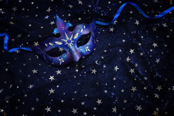Mavi Siyah Yıldızların Arka Planında Zarif Narin Venedik Maskesinin Fotoğrafı — Stok fotoğraf