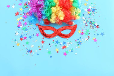 karnaval, parti ve Purim kutlama konsepti (Yahudi karnavalı bayramı) mavi arka plan üzerine