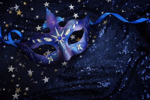 在蓝色的暗星背景上的优雅而精致的威尼斯面具的照片 — 图库照片