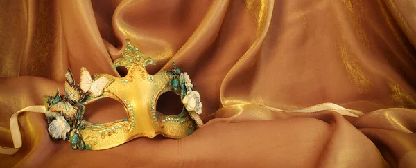 Altın Ipekten Arka Planda Zarif Narin Venedik Maskesinin Fotoğrafı — Stok fotoğraf