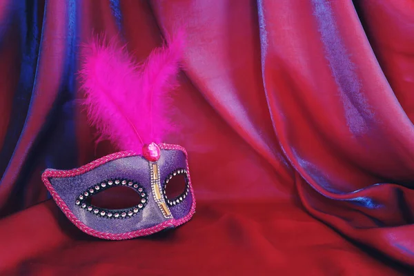 Photo Elegant Delicate Venetian Mask Red Silk Background — Stock Photo, Image