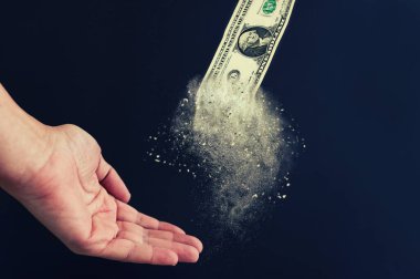 Bir erkek eli ve bir dolar fatura, ödeme kavramı, harcama ve para alma