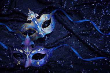 Zarif ve narin Venedik maskesinin mavi koyu arkaplan üzerindeki fotoğrafı