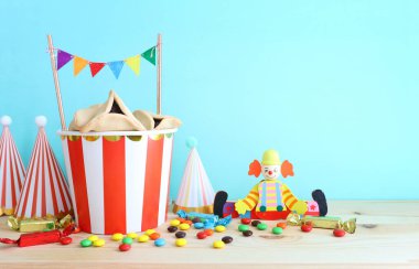 Ahşap masa üzerinde Purim bayramı konsepti (Yahudi karnavalı bayramı)