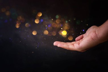 Altın ışıklı dua eden erkek eli