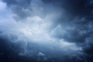 Bulutlu ve fırtınalı kış gökyüzü