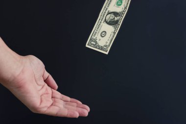 Bir erkek eli ve bir dolar fatura, ödeme kavramı, harcama ve para alma