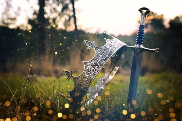 Misteriosa Mágica Foto Rei Ouro Coroa Espada Floresta Inglaterra Conceito — Fotografia de Stock