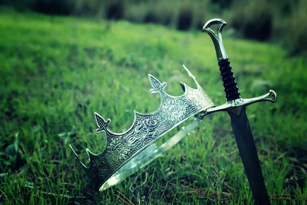 英格兰森林中国王王冠和剑的神秘而神奇的照片 中世纪的概念 — 图库照片