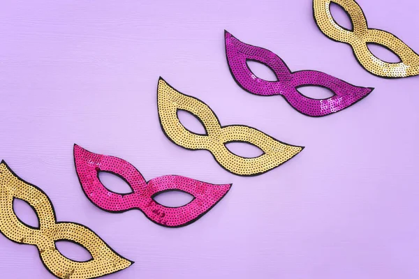 Vacaciones Imagen Mardi Gras Masquarade Lentejuelas Máscara Sobre Fondo Púrpura —  Fotos de Stock