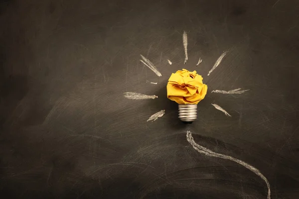 教育の概念イメージ 創造的なアイデアと革新 黒い板の上に電球のメタファーとしての紙のしわ — ストック写真