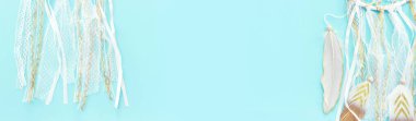 Pastel mavi arka planda beyaz düş kapanı resmi. Üst görünüm